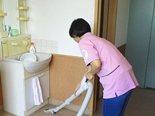 スタッフ清掃中の居室
