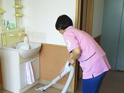 スタッフ清掃中の居室