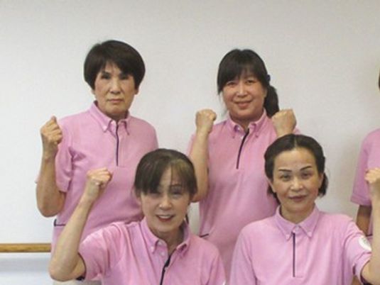 笑顔の職員たち　集合写真