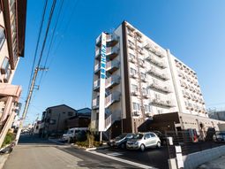 日差しが降り注ぐ外観
