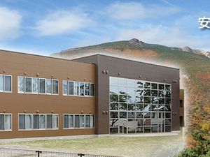 自然に囲まれた建物外観  