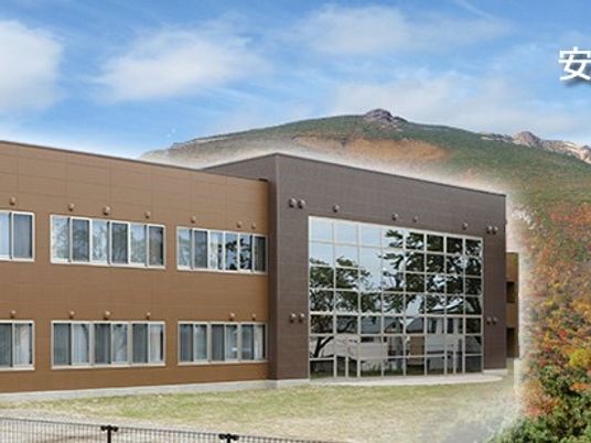 自然に囲まれた建物外観  