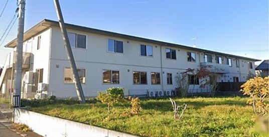緑に囲まれた建物外観