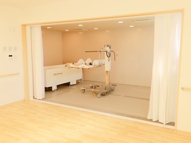 機能訓練室 機能訓練室 広々とした機能訓練室は、明るい照明で安全な環境を提供します。最新設備が揃っています。