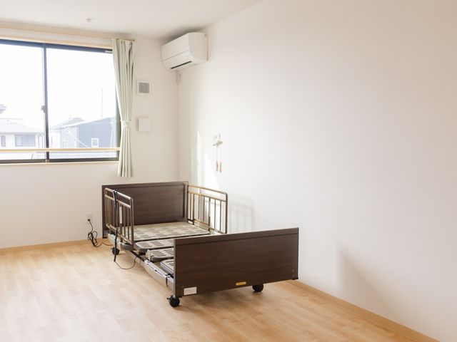シンプルな居室 居室 木の床が心地良い、シンプルで落ち着ける居室です。日差しがたっぷりと差し込む、明るい空間を提供します。