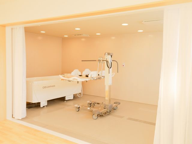 入浴設備の部屋 浴室 自然光が差し込む明るい空間です。機械浴槽があり、安全で快適な介助が可能です。