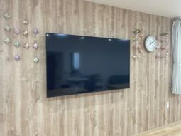 壁に取り付けられたテレビ