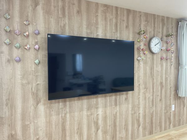 壁に取り付けられたテレビ