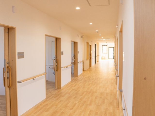 木製の床が特徴的な廊下 廊下 広々とした廊下は、手すりが設置されていますので、安全に移動いただけます。