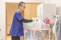 スタッフによる準備中の作業室