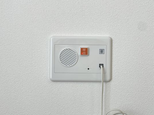 呼び出しボタンが設置された壁面