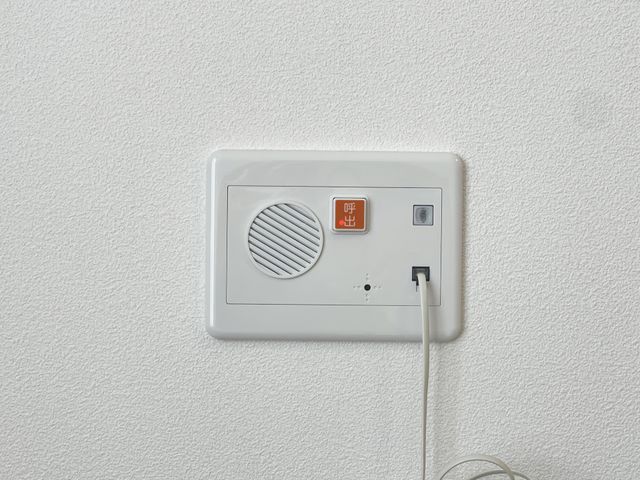 呼び出しボタンが設置された壁面