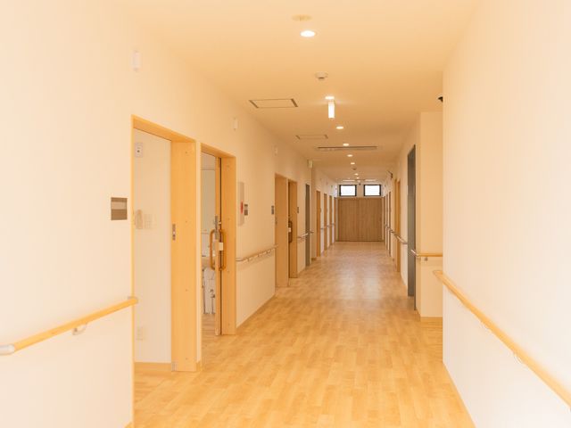 長い廊下 廊下 広々とした廊下は、移動が楽な設計です。安全な手すりが設置されています。