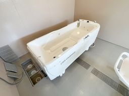 清潔な浴槽のある部屋