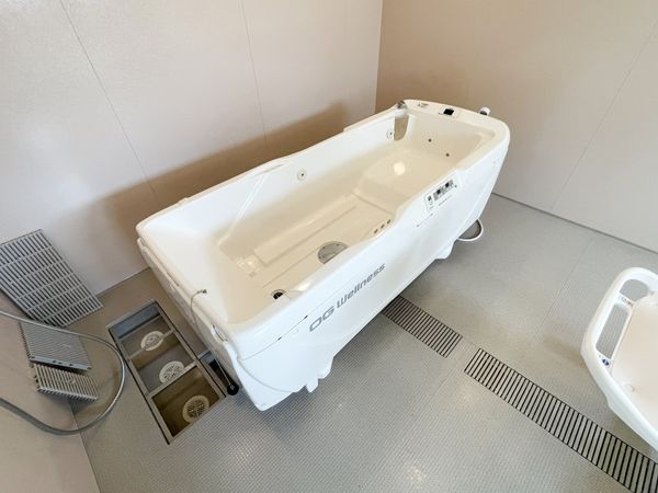 清潔な浴槽のある部屋