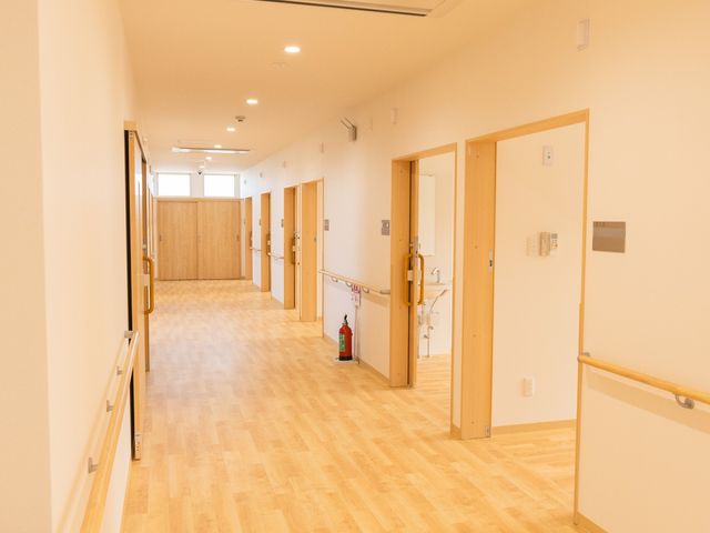 温かみのある廊下 廊下 明るい廊下は、奥行きがあり、自然光が差し込んで温かみがあります。移動がしやすい設計です。
