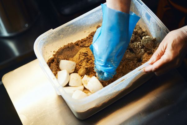 漬物を作る手元の光景