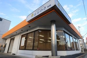 ガラス窓が特徴の建物