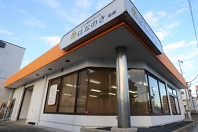 ガラス窓が特徴の建物