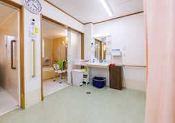 明るい洗面台のある洗面台