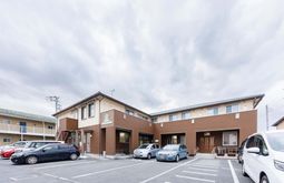 広い駐車場の外観