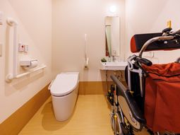 車椅子が置かれたトイレ  