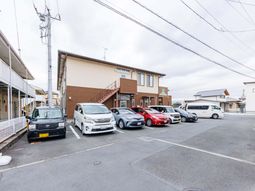 車が並ぶエントランス