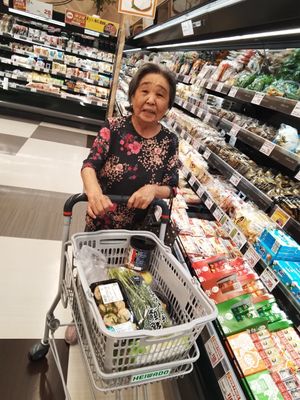 買い物中の高齢の女性