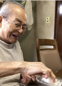 笑顔の高齢者居室