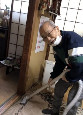 笑顔で過ごす高齢の方