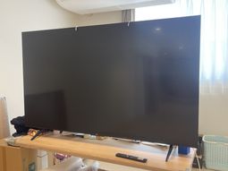 大きなテレビがあるリビング