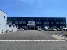 青空の下の建物外観