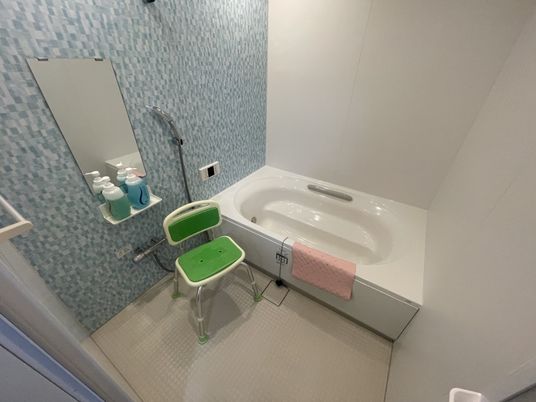 白を基調とした浴室