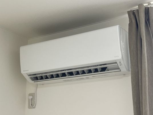 壁に取り付けられた冷暖房機