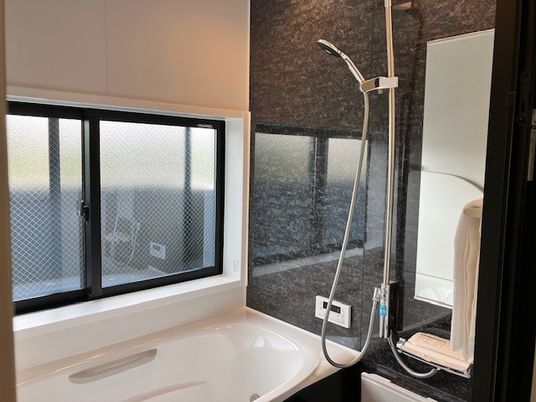 自然光が入る浴室