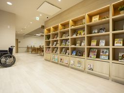 雑誌が並ぶ共用スペース