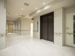 明るい廊下の空間