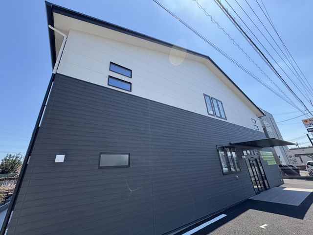 新しい建物の外観 外観 広々としたエントランスが特徴の施設です。就業環境を確認しにぜひお越しください。