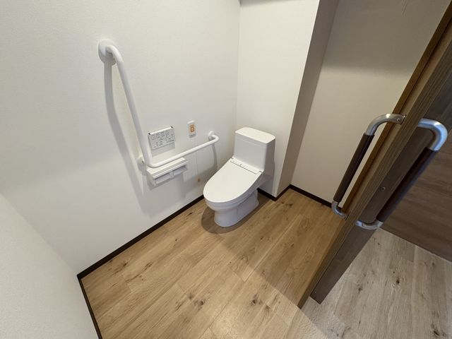バリアフリーのトイレ トイレ シンプルで清潔なトイレです。手すり付きで、利用者の方も安心してご利用いただけます。