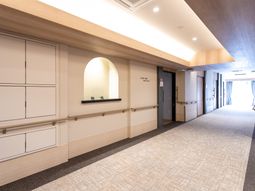 廊下の手すり付き通路