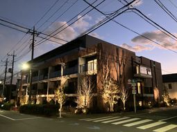 ライトアップされた建物外観