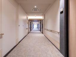 落ち着いた雰囲気の廊下