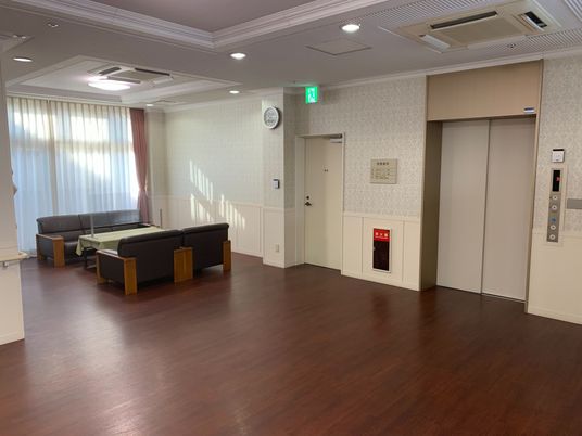 広々としたラウンジ