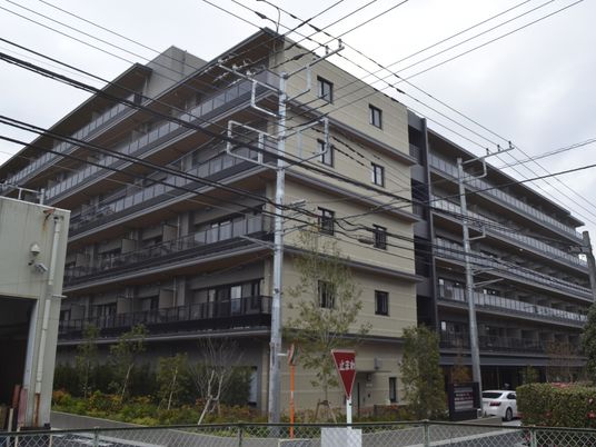 魅力的で広々とした建物の外観