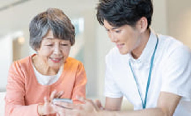 楽しそうに会話する人々