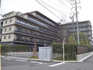 広々とした建物外観
