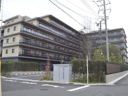 広々とした建物外観
