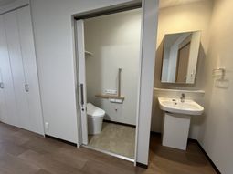 最新設備のトイレ内観