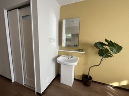 明るい洗面台の居室