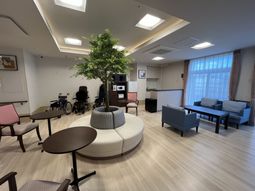 車椅子置かれた部屋